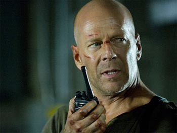 Bruce Willis no papel de John McClane.