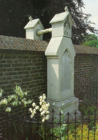 Túmulos curiosos de um cemitério em Roermond, Holanda.