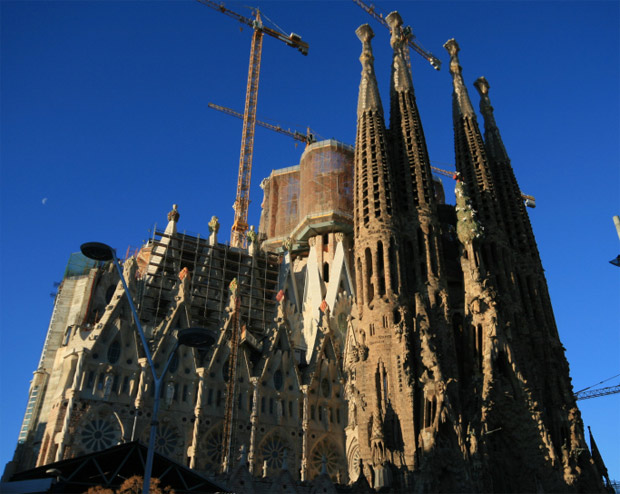A fachada atual da Sagrada Família, em Barcelona.