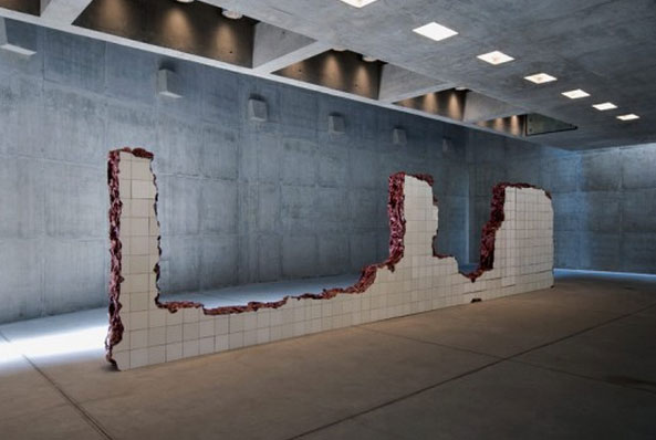 Linda do Rosário, obra da artista Adriana Varejão inspirada nas paredes azulejadas do hotel que desabou em 2002