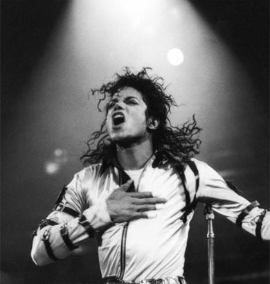 Jackson em uma foto de 88, na turnê do álbum Bad, no estádio de Wembley, em Londres.